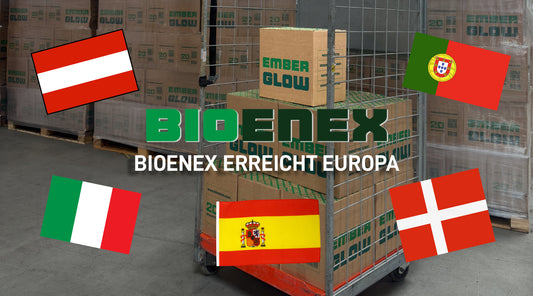 BIOENEX-Expansion in Europa Banner: Rollcontainer mit EmberGlow-Holzbriketts im Lager vor den Flaggen von Österreich, Dänemark, Italien, Spanien und Portugal mit dem Text „BIOENEX Erreicht Europa“